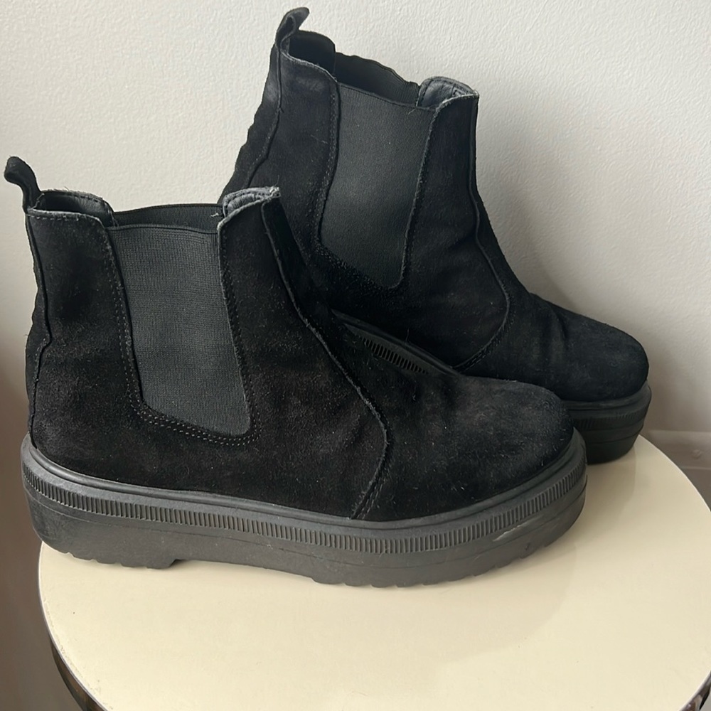 Urban Outfitters Black Suede Chelsea Platform Boots 39